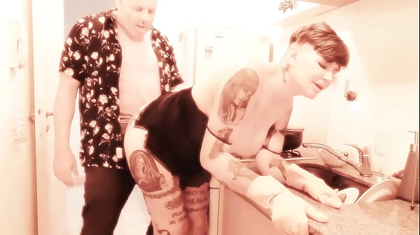 Os clientes não param de ligar e eu fico chupando o pau do meu namorado pra ele me foder com força.