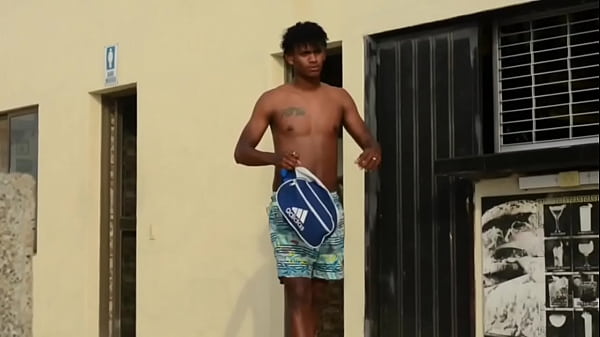 Conheci um jovem atleta e acabei encantando ele com minha bunda grande