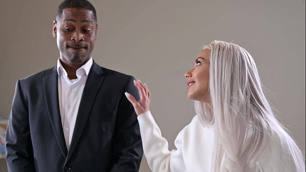 Esposa privilegiada Veronica Leal tem todos os buracos preenchidos durante sexo a três interracial DP GP3143