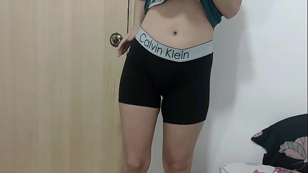 Le quito la camisa a mi pequeña hermanastra para corrérmele en sus ricas tetas