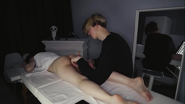 Расслабляющий массаж закончился мастурбацией и спермой для нее