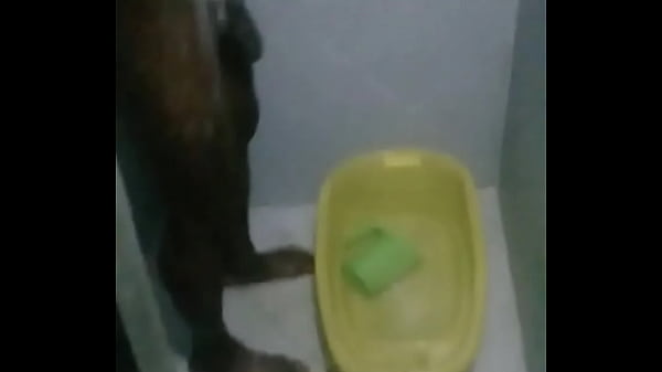 Negro bañandose