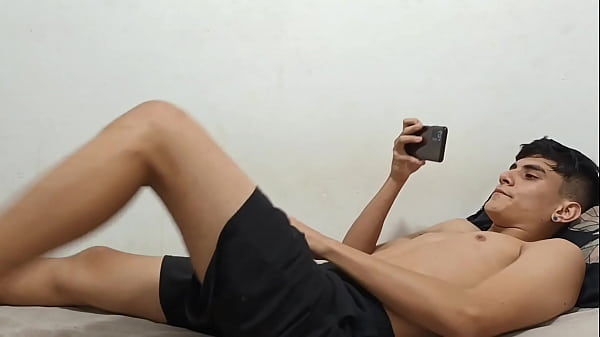 Grabo a mi hermanastra mientras me chupa la polla y cuando le follo el coño- Nuestra primera pelicula porno!