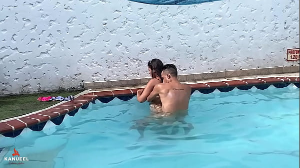 THE NEIGHBOR COMES DOWN TO SUN AND I SEDUCE HER TO GIVE ME A DELICIOUS BLOWJOB IN THE POOL