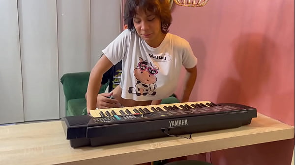 Ayudo a mi pequeña hermanastra con sus clases de música y termino follandola duro hasta venirme.