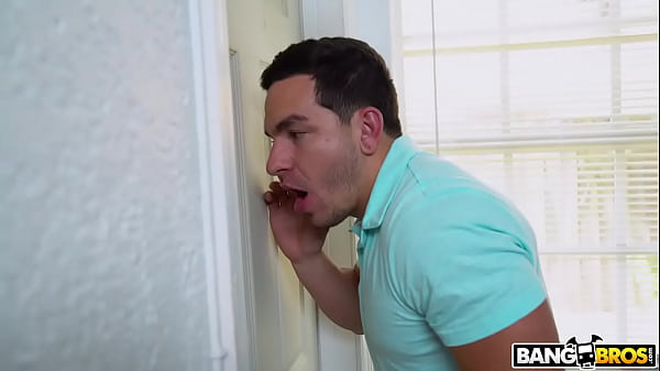 Espiando essa bunda grande e suculenta