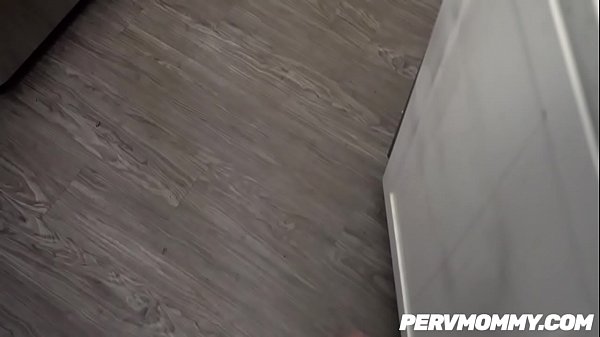 Hot Stepmom Linzee Ryder Blows her