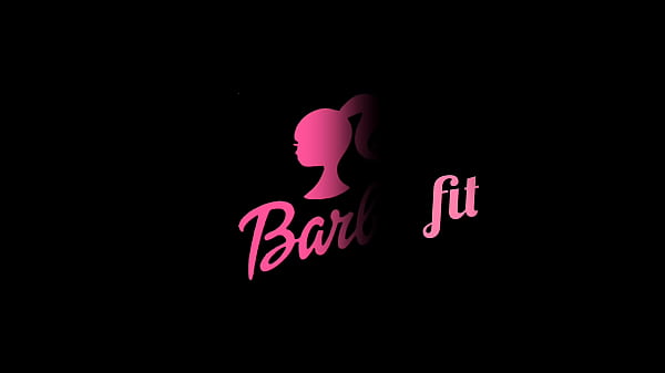 Mijando na rua a Barbie do pornô