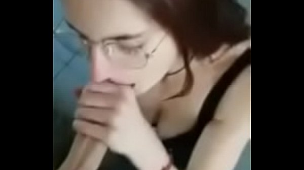 Sandra me la chupa hasta acabar en su voca