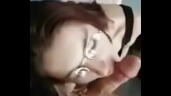 Sandra me la chupa hasta acabar en su voca