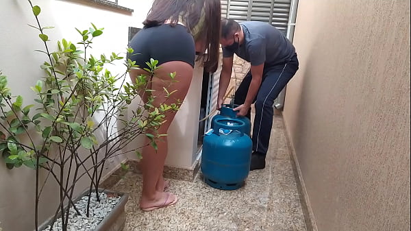 Esposa gostosa pediu gás e fez sexo com o entregador de gás - Completo no RED
