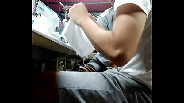 Que miedo me da poner a chupar a mi compañera de trabajo. Mira el video completo y deja tu comentario.