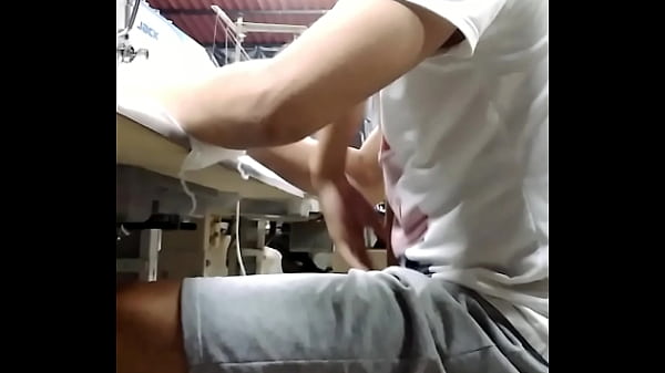 Que miedo me da poner a chupar a mi compañera de trabajo. Mira el video completo y deja tu comentario.