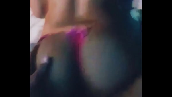 Morena de calcinha rosa