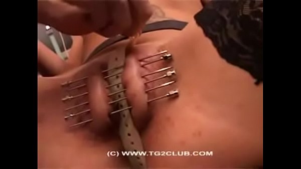 victoria se fait gonfle les levres avec une solution saline avant de se faire sceller la chatte par des piercings