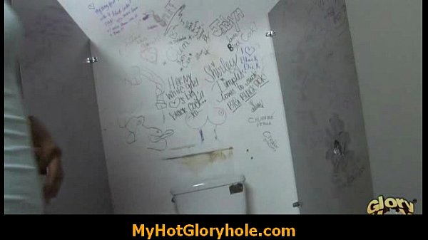 Zwarte hoer in de gloryhole