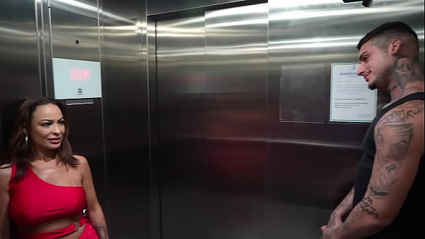 Olha o que aconteceu comigo e minha amiga Franciss. Encontramos o safado no elevador de pau duro.