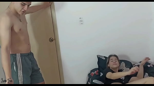 Le limpio la habitacion a mi hermanastra a cambio de una dura follada por el CULO!