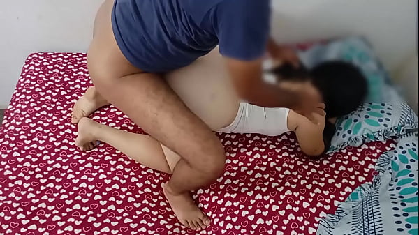 Me quede a descansar en la habitacion de mi hermanastra y tube que meterle mi polla  , para no tener problemas tube que metercelo por detras , casi me pillan