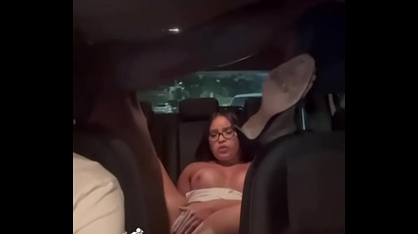 Sentei no pelo na rola do motorista de aplicativo e coloquei meu noivo pra dirigir