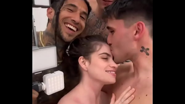 Wataa Gang Bang com essa linda princesa nicole raexx Com os meninos Bennybanana11 DopeVikingo SmaePapi