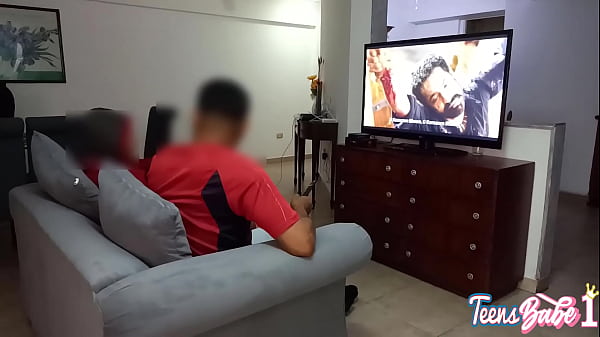 Mi estúpido cornudo invita a su mejor amigo a casa, soy sunburn puta que termino cogiéndome sin que mi esposo nos pillen