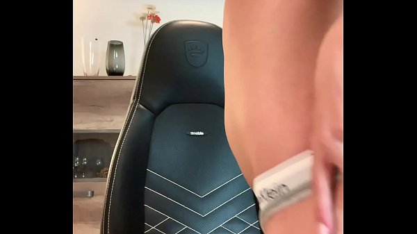 Ich finger meine Muschi nach der Arbeit im Büro zum Orgasmus :-P