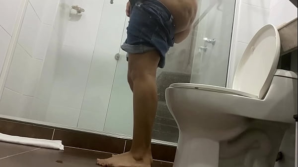 CAMARA OCULTA EN BAÑO PUBLICO Y CHICA CULONA MEANDO, MUY SEXY