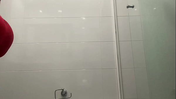 CAMARA OCULTA EN BAÑO PUBLICO Y CHICA CULONA MEANDO, MUY SEXY