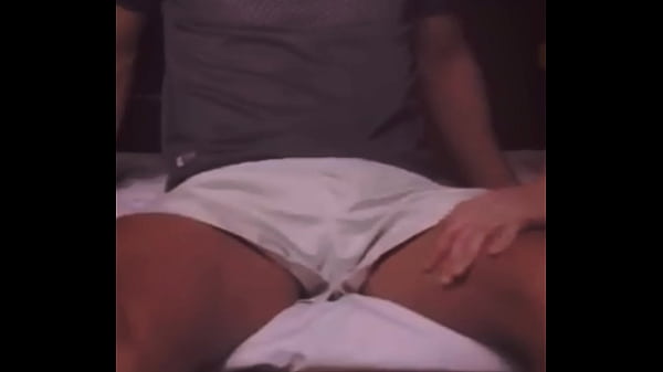 Me quedé en casa de mi vecino jugando video juegos y me folla