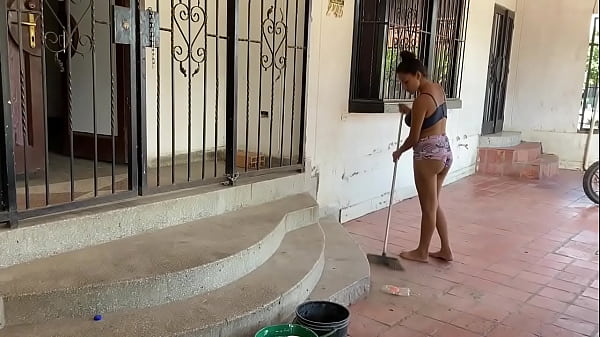 MI HERMANASTRA ESTA SENXUALMENTE VESTIDA HACIENDO ASEO Y LE AYUDO A CAMBIO DE UNA FOLLADA