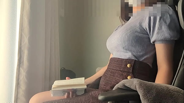 好きな本読んでたのにむらむらして敏感なあそこ触ってたらどんどん気持ちよくなっちゃった巨乳女子