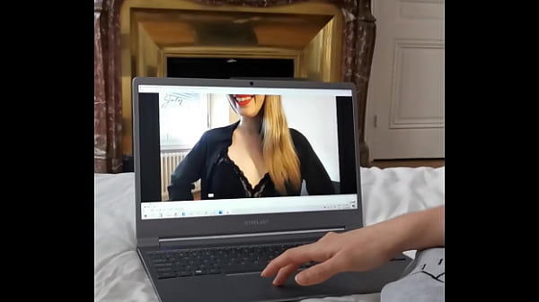 Ma copine me suce devant le porno d'une amatrice Francaise Julynovember