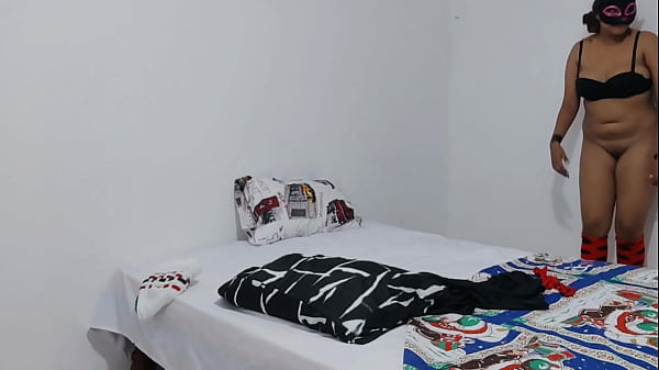 Diák lány egyenruhában kefél a tanárával