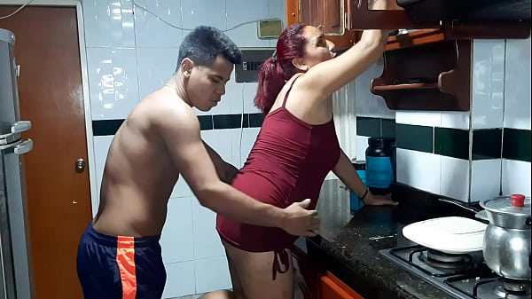 Eu toco essa boceta deliciosa de milfs sexy na cozinha