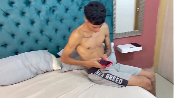 Le doy la mejor follada de mi vida a mi pequeña hermanastra mientras hablo por llamada con mi novia.