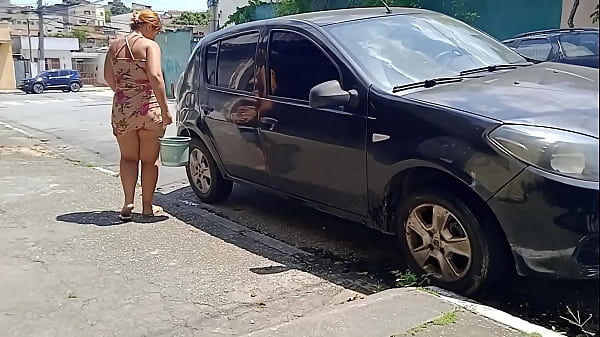 Limpando o carro na rua sem calcinha pra todo mundo ver