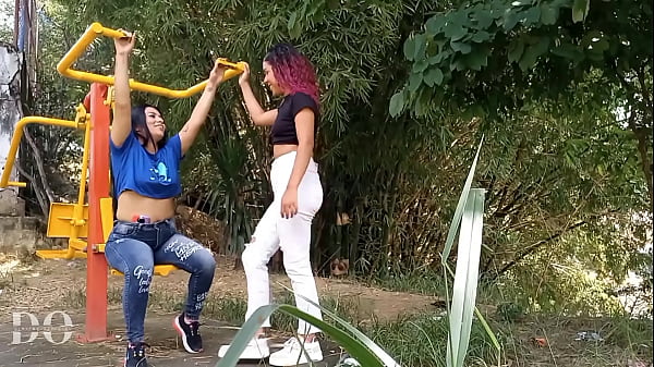 Seduzco a mi sabrosa vecina y resulta toda una cachonda lesbiana con ganas de comer coño