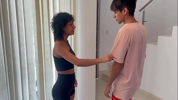 Pequeña latina paga deuda a su hermanastro mayor con una rica follada y venida en su coño rico.