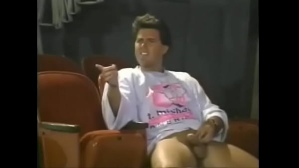 Il fait baiser sa femme dans un cinéma