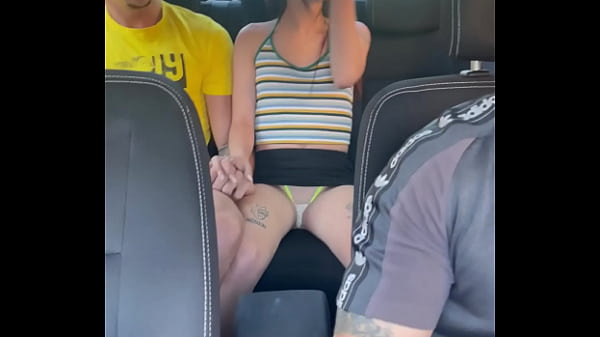 Pareja joven amateur follando en taxi pillados camara oculta