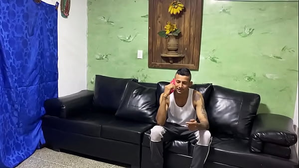 le enseño a mi hermanastra a jugar al papa y a la mama y terminamos follando