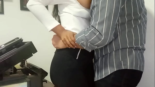 Meu Chefe começou tocando meus Seios e depois me encoxando - Julia do Spartanas