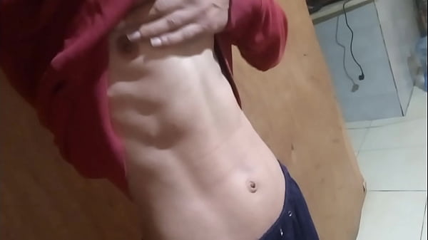 Magányos kanos férfi izgató analis játékkal