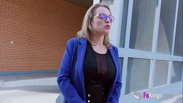 From a boring job to a NEW LIFE in porn: Lara, the MILF we were dreaming about!