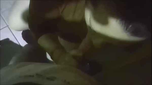 Lulu é uma garota muito safada que vem para agarrar o pau antes de ser fodida no cu como uma puta.