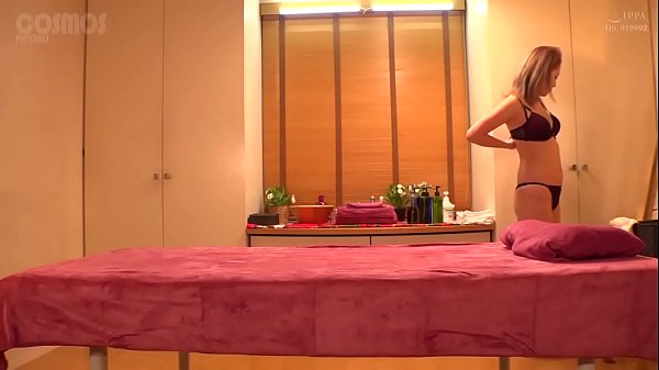 美女做SPA被男技师上了