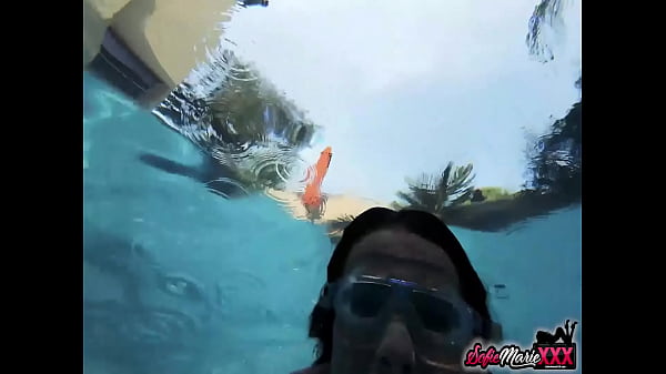 Brunette Cougar Sofie Marie Plays Her Pussy While Underwater
