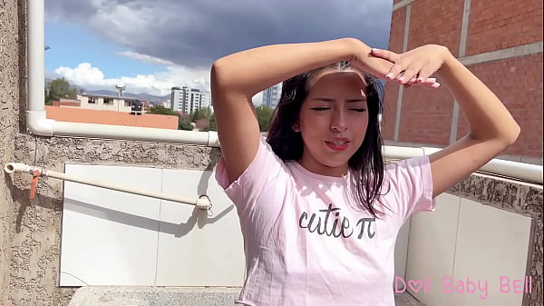 Mi hermanastra está tan caliente que decidí mojarla para verla desnuda