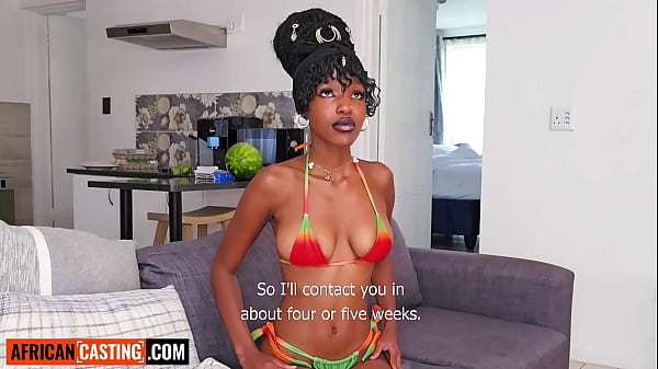 Mulher negra jovem com seios grandes tem o rosto fodido com força e a buceta penetrada por um pau branco enorme.